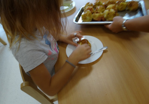 Dzieci degustują pieczone jabłka